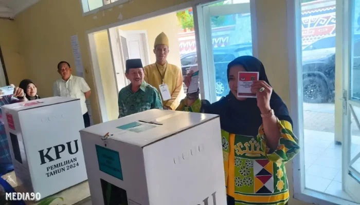 Wali Kota Bandar Lampung Ajak Keluarga Nyoblos di TPS 5 Palapa, Targetkan Partisipasi Pemilih Maksimal di Pilkada 2024