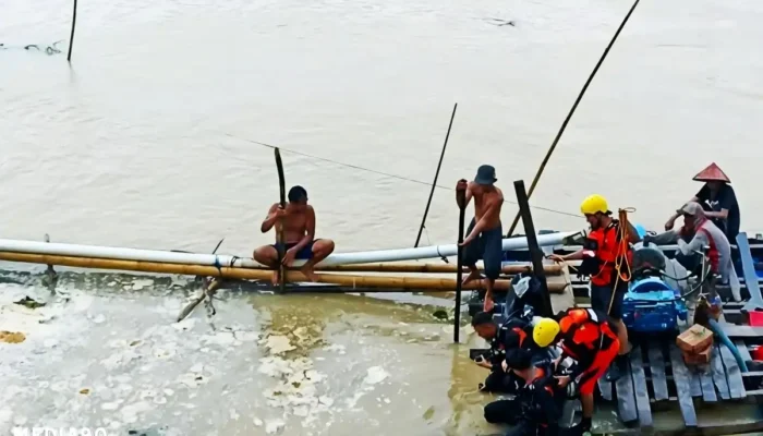 Upaya Perbaikan Peralatan di Dasar Sungai, Penambang Pasir di Way Seputih Lampung Tengah Tenggelam