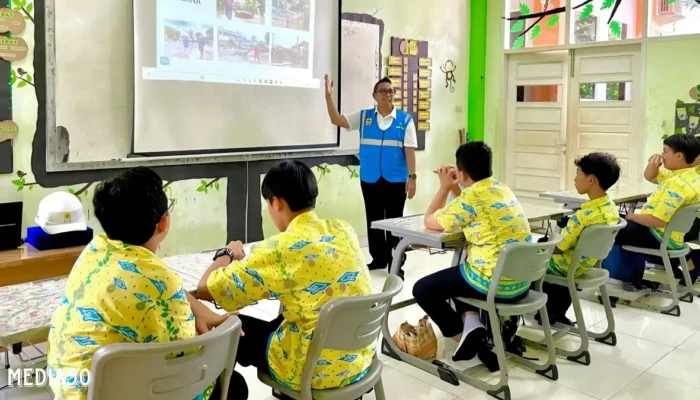 PLN Rayakan Hari Guru Nasional dengan Memperkenalkan Energi Bersih di Sekolah Global Madani Lampung