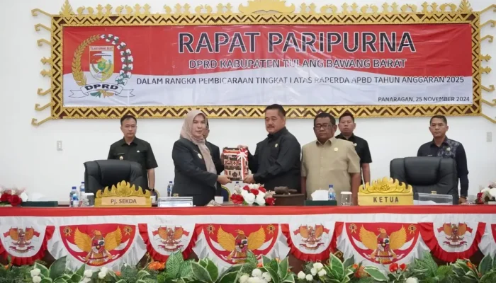 Pj Sekda Tubaba Bayana Serahkan Raperda APBD 2025 Tingkat I ke DPRD Tubaba