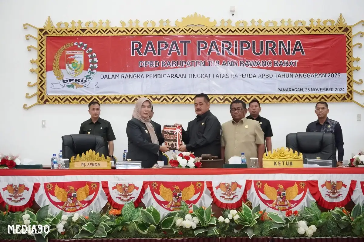 Pj Sekda Tubaba Bayana Sampaikan Raperda Tingkat I APBD 2025 ke DPRD Tubaba