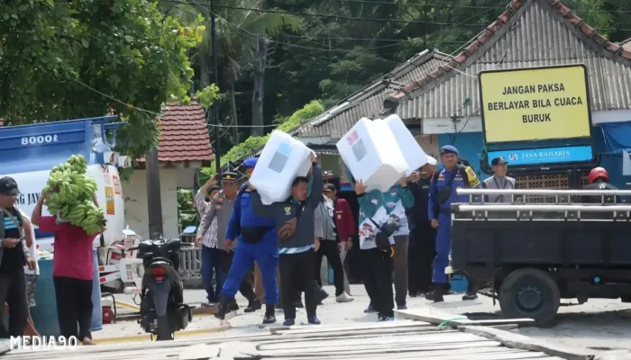 Polres Lampung Selatan Perketat Pengamanan Distribusi Logistik Pilkada ke Pulau Sebesi