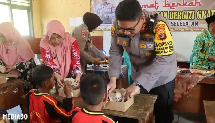 Polres Lampung Selatan Distribusikan Paket Makanan Bergizi untuk Pelajar SDN Kerinjing Rajabasa dalam Mendukung Program Presiden Prabowo