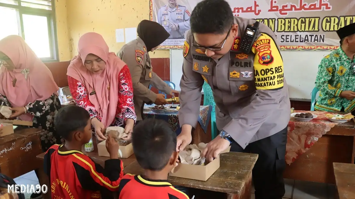 Sambut Program Presiden Prabowo, Polres Lampung Selatan Bagikan Paket Makanan Bergizi ke Pelajar SDN Kerinjing Rajabasa