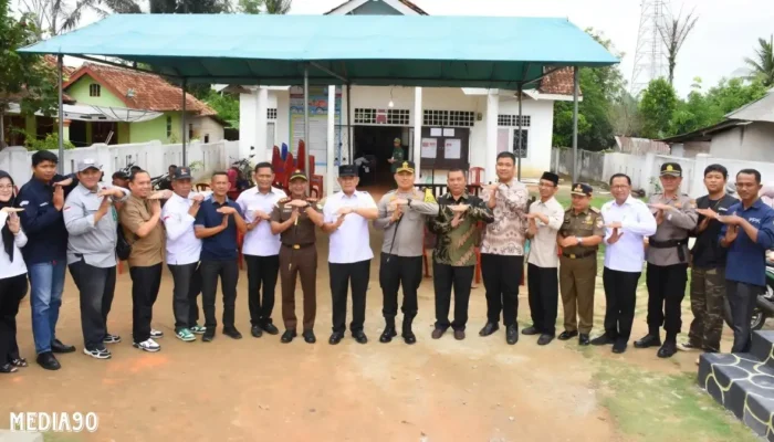 Pj Bupati Tubaba Pantau Langsung Pemungutan Suara di TPS untuk Pastikan Pilkada Aman dan Lancar