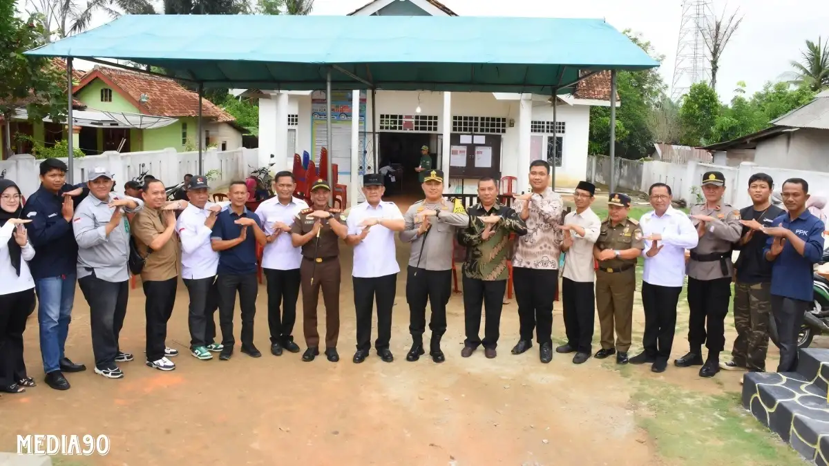 Tinjau Langsung Proses Pemungutan Suara di TPS, Pj Bupati Tubaba Pastikan Pilkada Lancar dan Aman