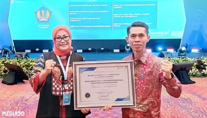 Disducapil Lampung Selatan Raih Penghargaan Zona Integritas Wilayah Bebas Korupsi dari Kemenpan RB