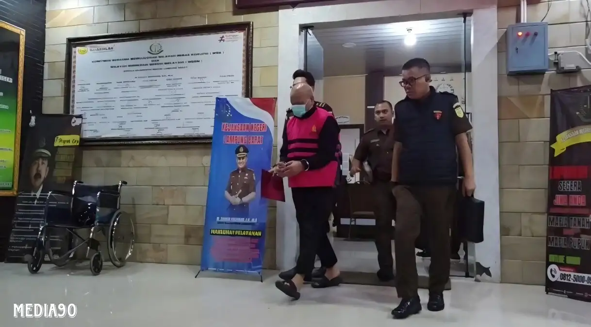 Ikut Korupsi Proyek Jalan Rp1,88 Miliar Bareng Anggota DPRD, Mantan Kadis PUPR dan Plt Sekda Pesisir Barat ini Ditahan Kejaksaan