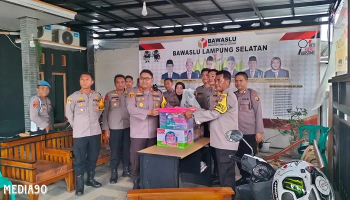 Kapolres Lampung Selatan Berikan Penghargaan kepada Petugas Pengamanan Pilkada 2024
