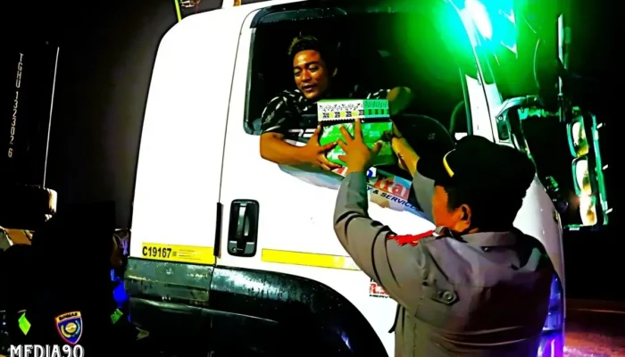Sopir dan Awak Truk Terima 600 Nasi Kotak Saat Menyeberang ke Jawa Lewat Pelabuhan BBJ Bakauheni