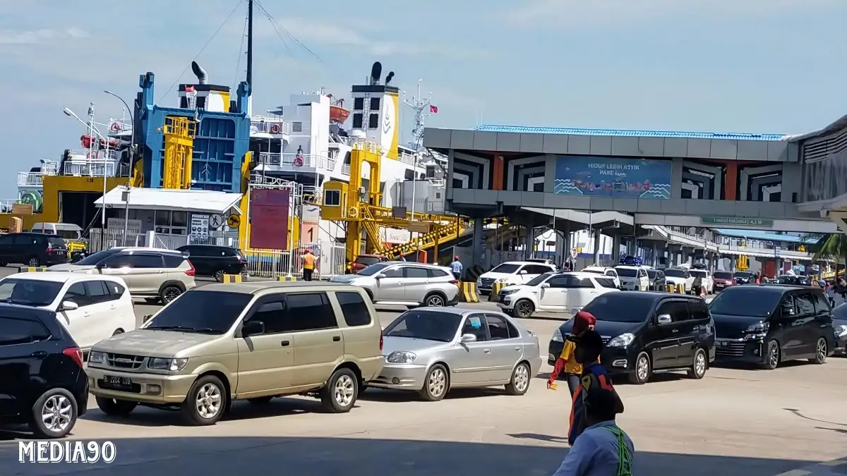 Ombak Tinggi Akibat Cuaca Ekstrem, Pelayanan Penyeberangan di Merak dan Bakauheni Dihentikan Sementara