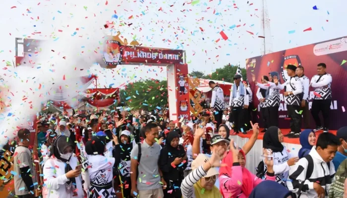 Pj Sekda Tubaba Melepas Peserta Jalan Sehat Menuju Pilkada Damai 2024
