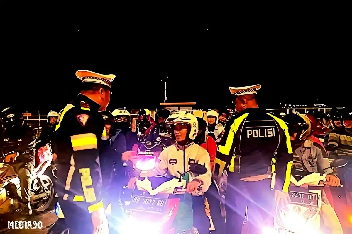 Polda Lampung Kawal Pemudik Motor Nataru dari Pelabuhan Bakauhueni ke Tujuan pada Malam Hari
