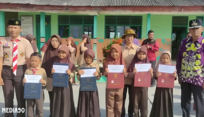 SDN 1 Bumi Dipasena Mulya Tulang Bawang Bagikan Rapor Semester, Pemerintah Kampung Apresiasi Siswa Berprestasi dengan Beasiswa