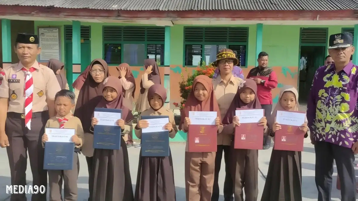 SDN 1 Bumi Dipasena Mulya Tulang Bawang Bagi Rapor Semester, Pemerintah Kampung Beri Beasiswa ke Siswa Berprestasi