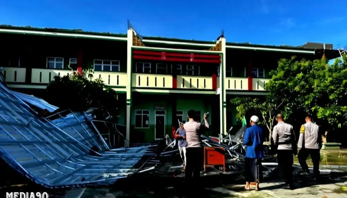 Hembusan Dahsyat Angin Puting Beliung Hantam Metro, SD Insan An-Nawawi Alami Kerusakan Parah