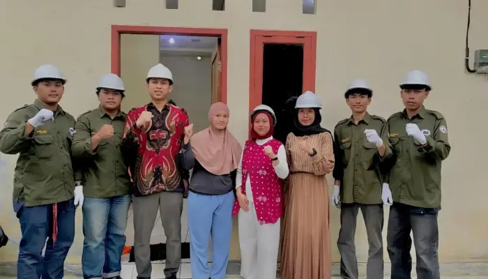 Mahasiswa Teknik Elektro Universitas Teknokrat Indonesia Melaksanakan Pemasangan Instalasi Listrik di Delapan Rumah Warga