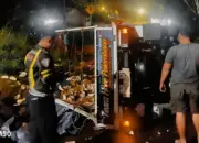 Truk Muatan Durian Terguling di Way Kanan, 1.400 Buah Ludes Dijarah Warga