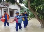 Polairud Lampung Selatan Selamatkan Warga Terdampak Banjir di Bandar Agung, Sragi