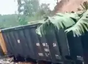Kereta Babaranjang Anjlok di Panjang Bandar Lampung Akibat Tanah Longsor