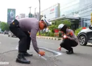 Polresta Bandar Lampung Tindak Cepat: Jalan Rusak Ditandai dengan Cat Semprot
