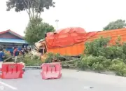 Rem Blong, Truk Fuso Bermuatan Kayu Hantam Pohon di Bakauheni, Kernet Tewas