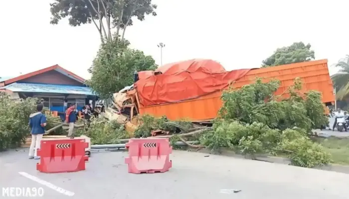 Rem Blong, Truk Fuso Bermuatan Kayu Hantam Pohon di Bakauheni, Kernet Tewas