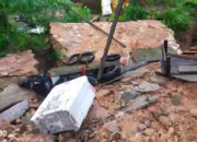 Tanah Longsor dan Amblas, Bangunan Semi Permanen di Campang Bandar Lampung Roboh Akibat Hujan Lebat