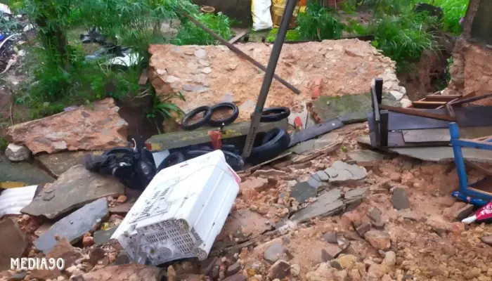 Tanah Longsor dan Amblas, Bangunan Semi Permanen di Campang Bandar Lampung Roboh Akibat Hujan Lebat