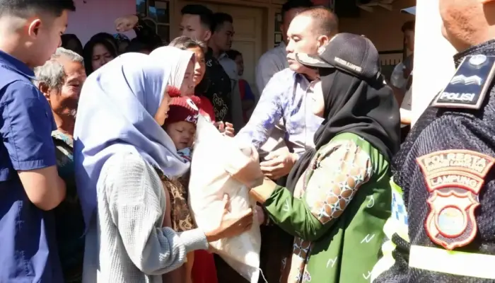 Usai Pulang dari Retreat, Wali Kota Bandar Lampung Gerak Cepat Salurkan Bantuan untuk Korban Banjir di Sukamaju