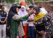 Wali Kota Bandar Lampung Salurkan Beasiswa dan Perbaiki Rumah Korban Longsor di Gedong Air