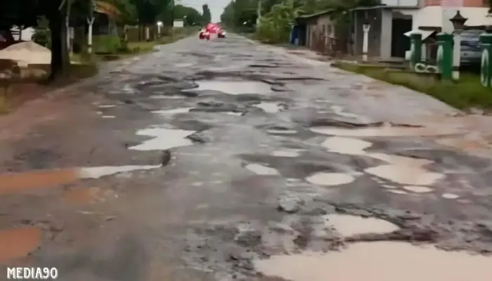 Jalan Rusak di Tumijajar, Lampung: Warga Mengeluh, Dinas BMBK Beri Penjelasan