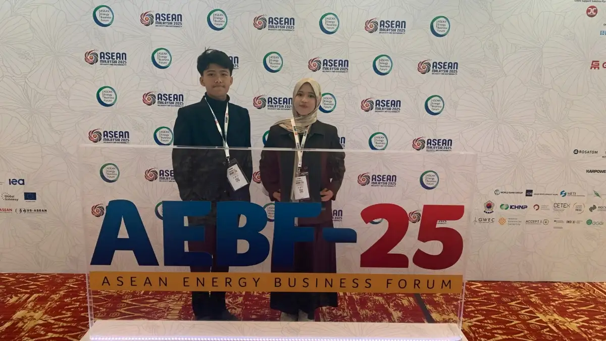 Dua Mahasiswa Unila Wakili Indonesia di AICEE KTT ASEAN 2025, Paparkan Riset Soal Transisi Energi Inklusif 1 Bangga! Dua Mahasiswa Universitas Lampung Jadi Delegasi Indonesia di AICEE ASEAN Summit 2025