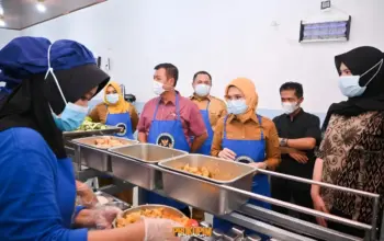 Bupati Nanda Indira Tinjau SPPG Padang Manis, Pastikan Sajian Aman dan Bergizi untuk Masyarakat 9 Bupati Nanda Indira Tinjau SPPG Padang Manis, Tekankan Pentingnya Sajian Aman dan Bergizi