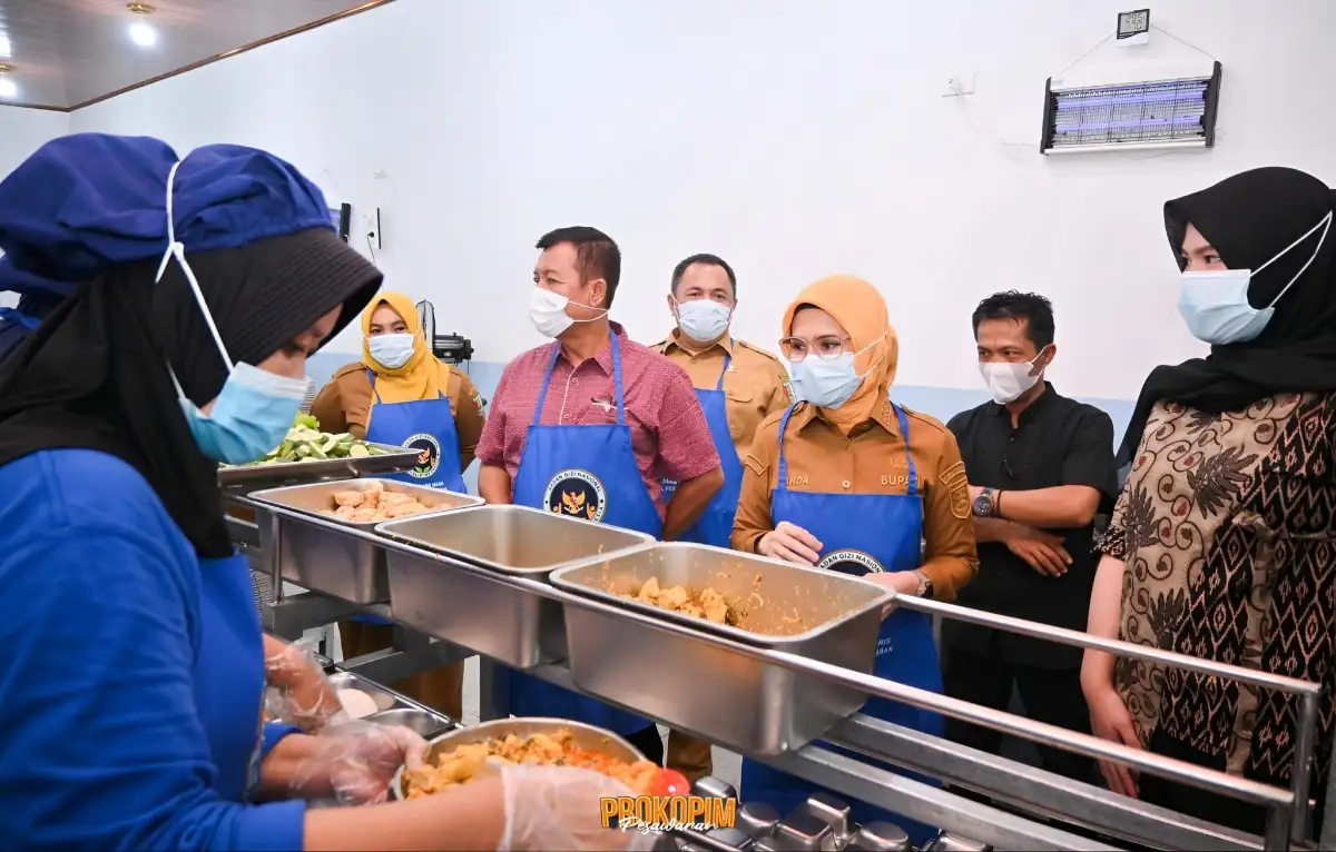 Bupati Nanda Indira Tinjau SPPG Padang Manis, Pastikan Sajian Aman dan Bergizi untuk Masyarakat 1 Bupati Nanda Indira Tinjau SPPG Padang Manis, Tekankan Pentingnya Sajian Aman dan Bergizi