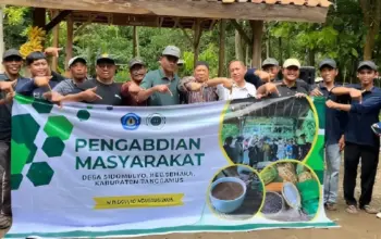 Dosen Polinela Bimbing Petani Kakao Tanggamus Tekan Serangan Hama Lewat Teknik Pembronsongan