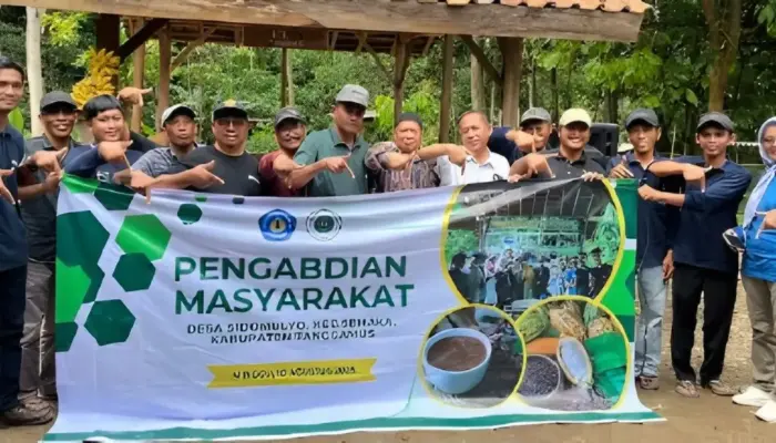 Dosen Polinela Dampingi Petani Kakao Tanggamus Kendalikan Hama Lewat Teknik Pembronsongan Buah