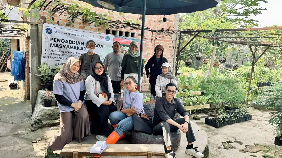 Dosen Polinela Gelar PkM, Bantu Peternak Bandar Lampung Tangani Penyakit Sapi dan Kelola Limbah