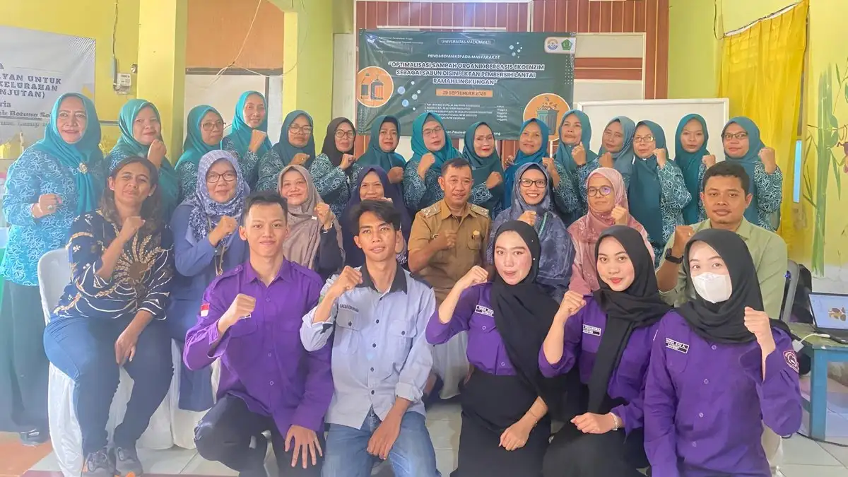 Dosen dan Mahasiswa Universitas Malahayati Latih Warga Bandar Lampung Olah Sampah Organik Jadi Sabun Pembersih