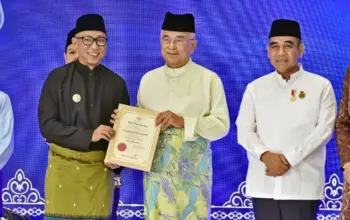 Gubernur Lampung Raih Anugerah Tun Perak di Forum Internasional DMDI 4 Gubernur Lampung Terima Penghargaan Bergengsi Tun Perak di Forum DMDI