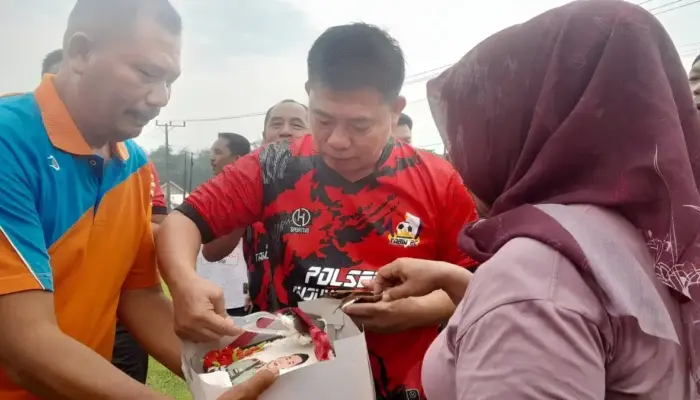 Forkopimcam Tanjung Sari Beri Kejutan Ultah Kapolsek Tanjung Bintang, Jadi Momen Perkuat Sinergi dan Kebersamaan