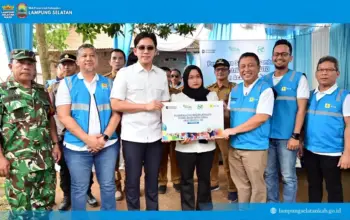 Hari Listrik Nasional, PLN Bersama Pemkab Lampung Selatan Terangi Rumah Warga di Jati Agung
