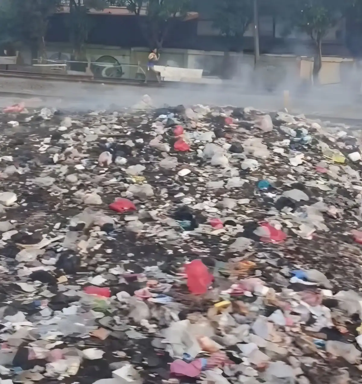 KAI Daop 1 Jakarta Imbau Masyarakat Jaga Kebersihan dan Keselamatan, Hindari Buang Sampah di Jalur Rel