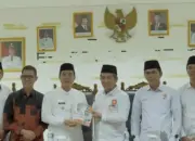 Kunjungi Pesisir Barat, Presiden PKS Serahkan Beasiswa dan Ajak Warga Semangat Membangun Daerah