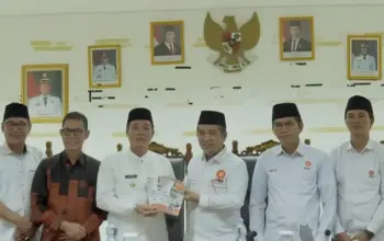 Kunjungi Pesisir Barat, Presiden PKS Serahkan Beasiswa dan Ajak Warga Semangat Membangun Daerah