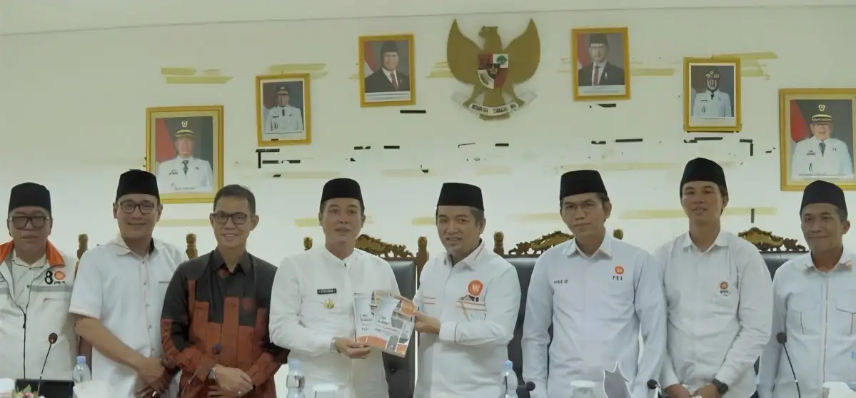 Kunjungi Pesisir Barat, Presiden PKS Serahkan Beasiswa dan Ajak Warga Semangat Membangun Daerah