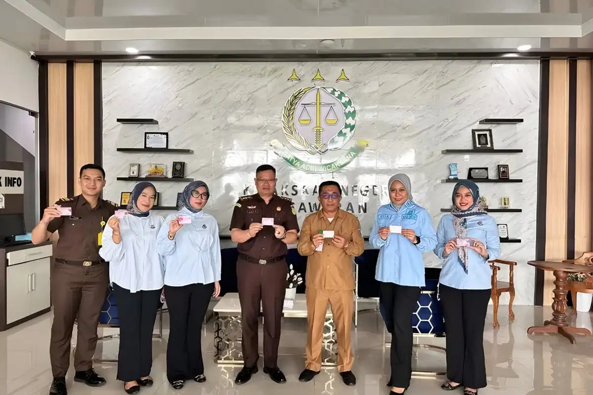 Lindungi Hak Anak, Kejari Pesawaran Serahkan Ribuan KIA