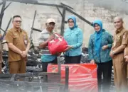 Ketua TP PKK Tulang Bawang Turun Tangan Bantu Korban Kebakaran di Banjar Agung