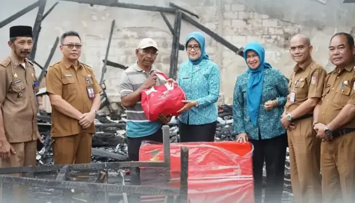 Ketua TP PKK Tulang Bawang Turun Tangan Bantu Korban Kebakaran di Banjar Agung