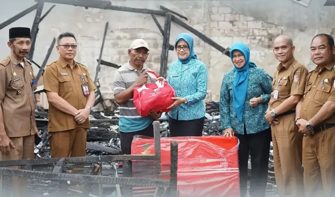 Peduli ke Warga, Ketua TP PKK Tulang Bawang Bantu Korban Kebakaran di Banjar Agung